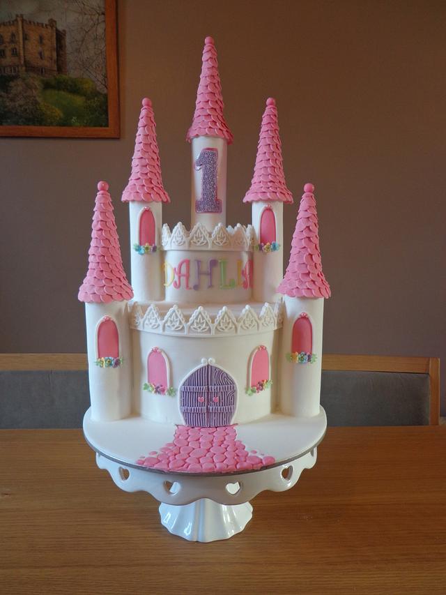 Castle cake - Cake by Zoe White - CakesDecor