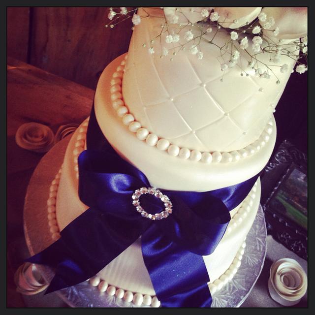 Navy blue and white cake... - Cake by Guil - CakesDecor