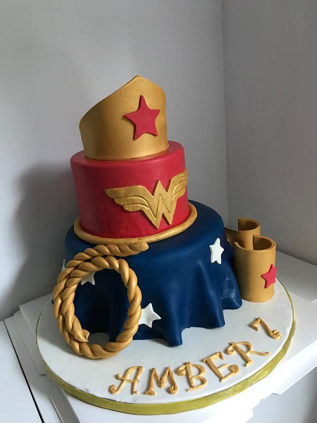 Wonderwoman - Cake by Emmascakeshk - CakesDecor