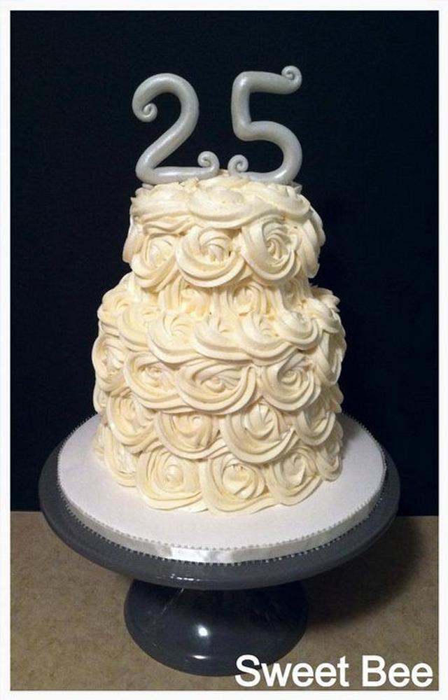 A 25th anniversary cake I finished this morning. Top tier chocolate, bottom  tier vanilla, with vanilla buttercream : r/cakedecorating
