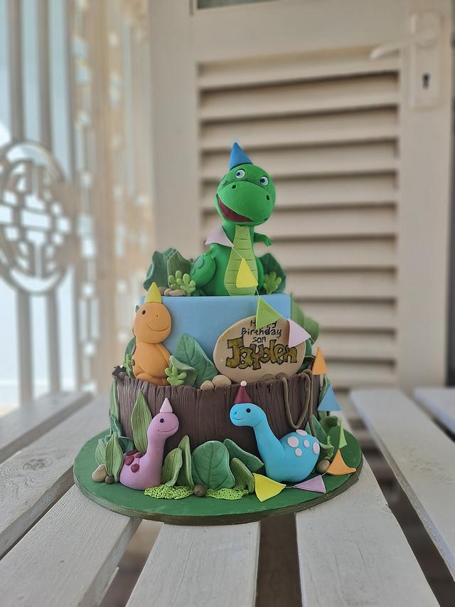 Dinosaur Cake - Decorated Cake by Ms. V - CakesDecor