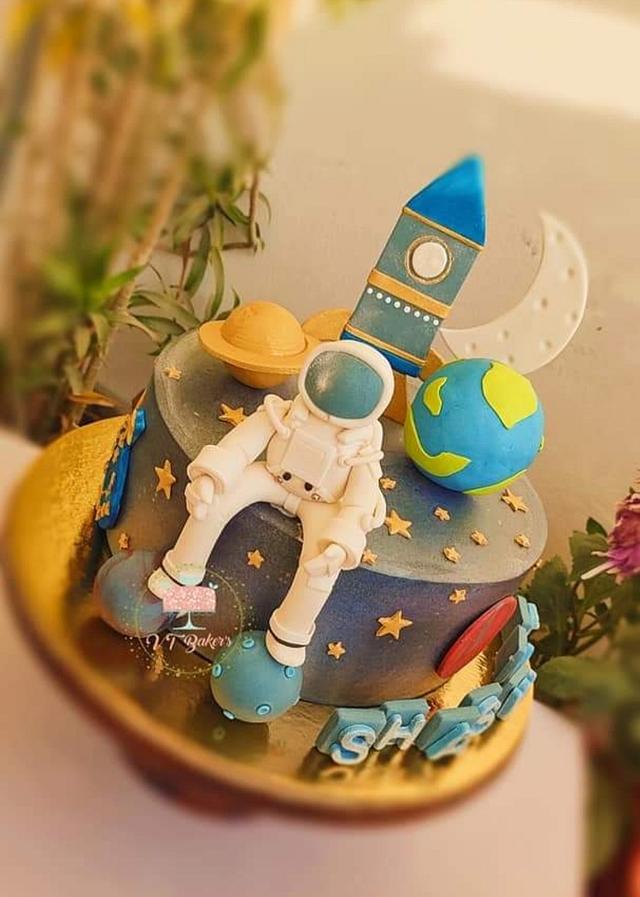 Space theme cake - Decorated Cake by Arti trivedi - CakesDecor