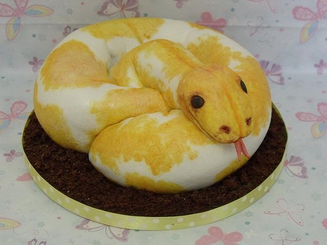 yellow python shaped cake - Decorated Cake by zoe - CakesDecor