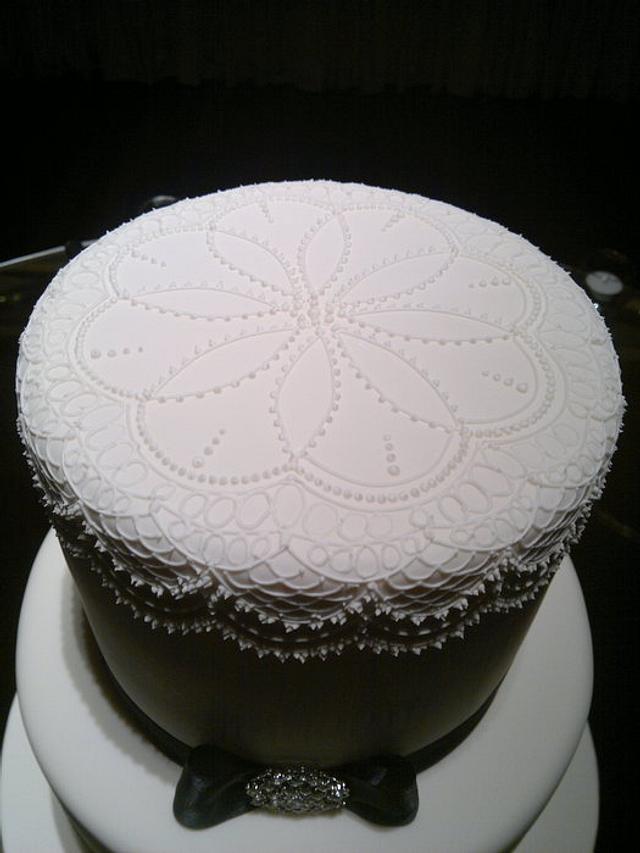 plain piping wedding cake