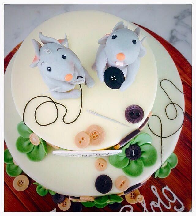 Two little mice - Cake by Simone Barton - CakesDecor