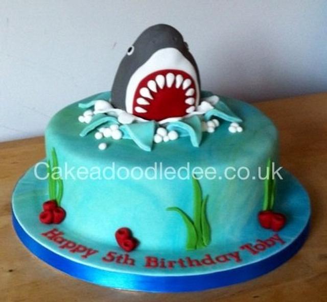 Shark cake - Cake by Cakeadoodledee - CakesDecor