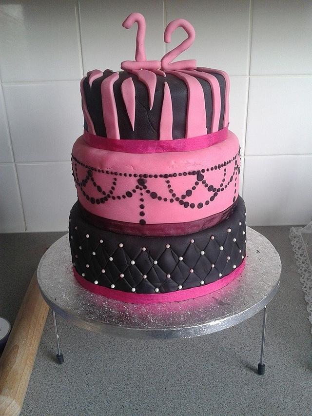 Birthday cake - Decorated Cake by stilley - CakesDecor