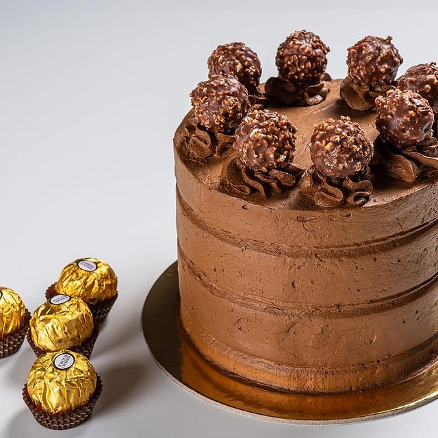 Ferrero Rocher Cake - Decorated Cake By Dulce Silvita - CakesDecor