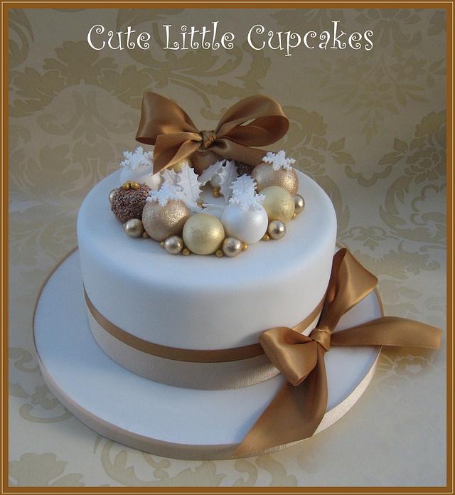 Gold Christmas Cake - Decorated Cake by Heidi Stone - CakesDecor