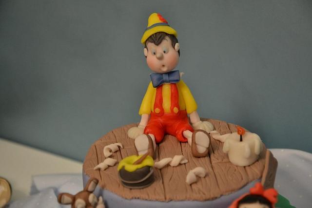 Disney cake - Cake by sweetnesscakedesign - CakesDecor
