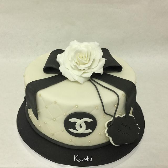 Chanel cake - Decorated Cake by Donatella Bussacchetti - CakesDecor