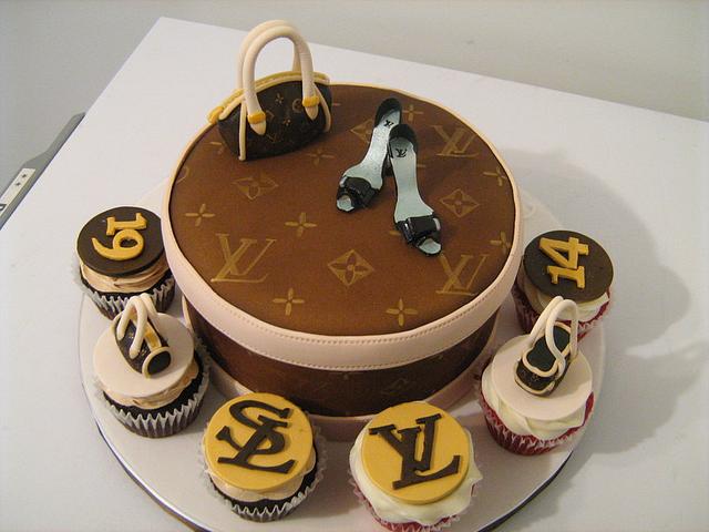 Louis Vuitton Logo - see this thread -->  cakecentral.com/cake-decorating-ftopict-614743-.html for full instructions  (they'r…