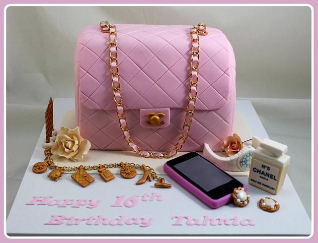 CC purse cake  Bolo de aniversário chanel, Bolo, Modelos de bolo