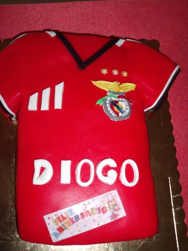 Camisola do Benfica - cake by Lígia Cookies&Cakes - CakesDecor