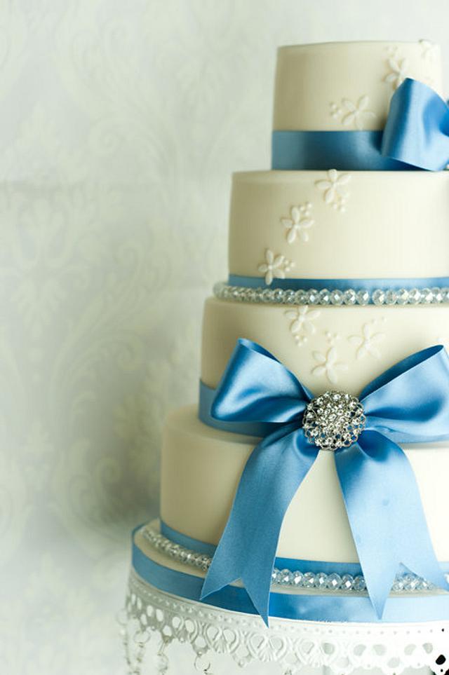 Something new, borrowed and blue wedding cake