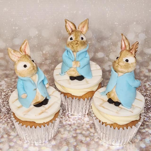 Peter rabbit cupcakes - Decorated Cake by Crazy cake lady - CakesDecor