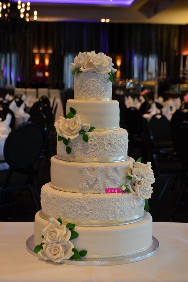 The Classic White Rose Wedding Cake Decorated Cake By Cakesdecor 