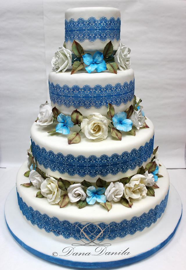 A simple cake in white and blue - Cake by Dana Danila - CakesDecor