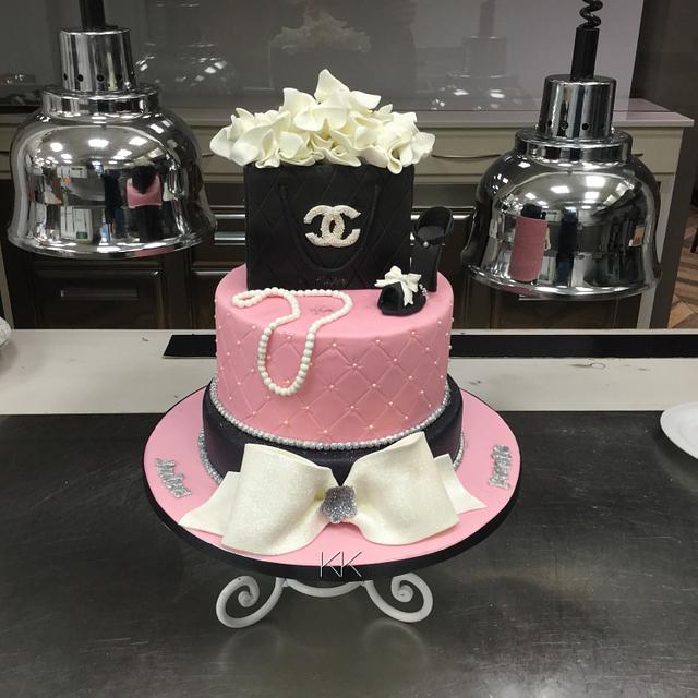 Glamour cake Decorated Cake by Donatella Bussacchetti CakesDecor