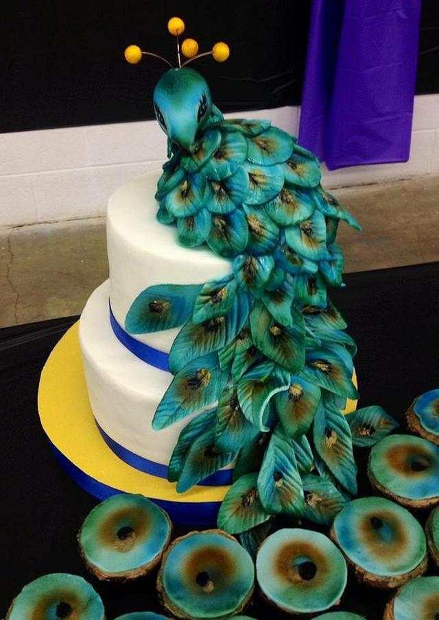 Peacock cake and cupcakes - Decorated Cake by Sugar - CakesDecor