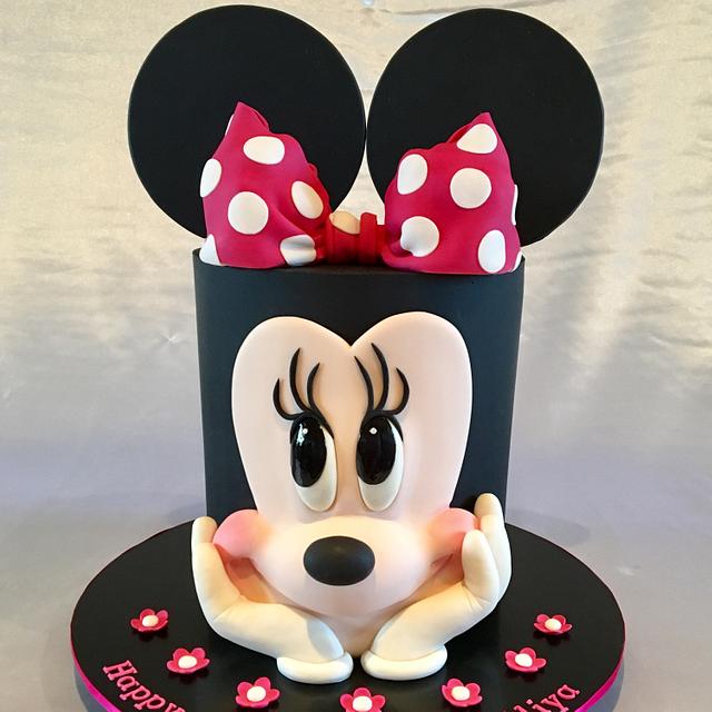 Minnie Mouse face cake 