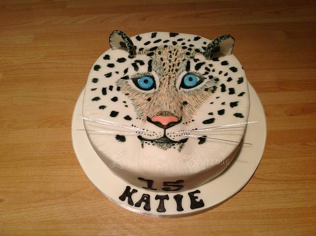 Snow Leopard - Decorated Cake by Evelynscakeboutique - CakesDecor