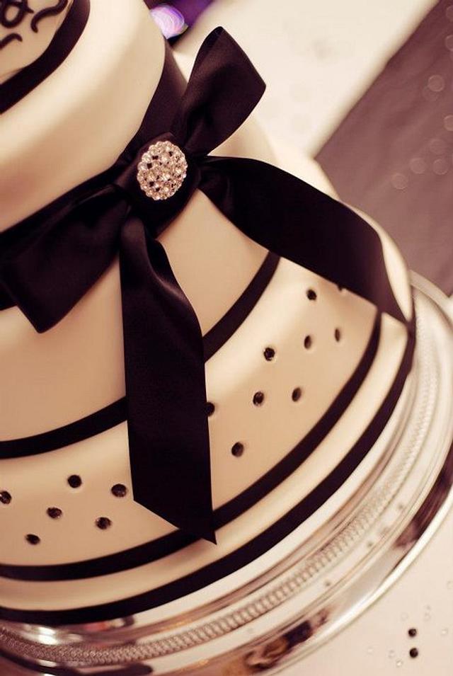 5 Tier Black and Ivory Wedding Cake - Cake by muffintops - CakesDecor