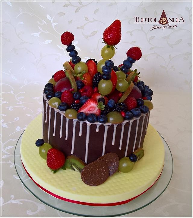 Drip Cake Fresh Fruits Cake By Tortolandia Cakesdecor