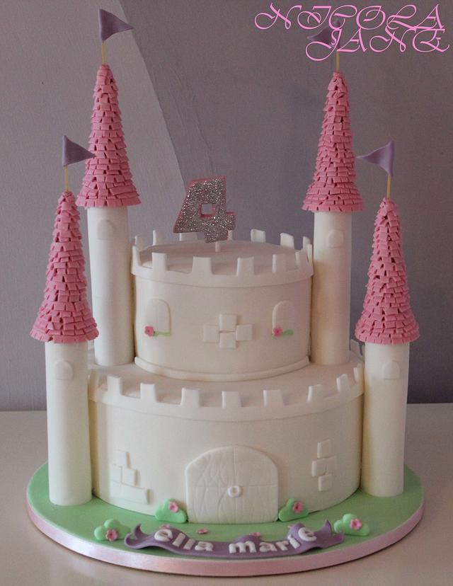 Castle cake - Decorated Cake by nicola thompson - CakesDecor