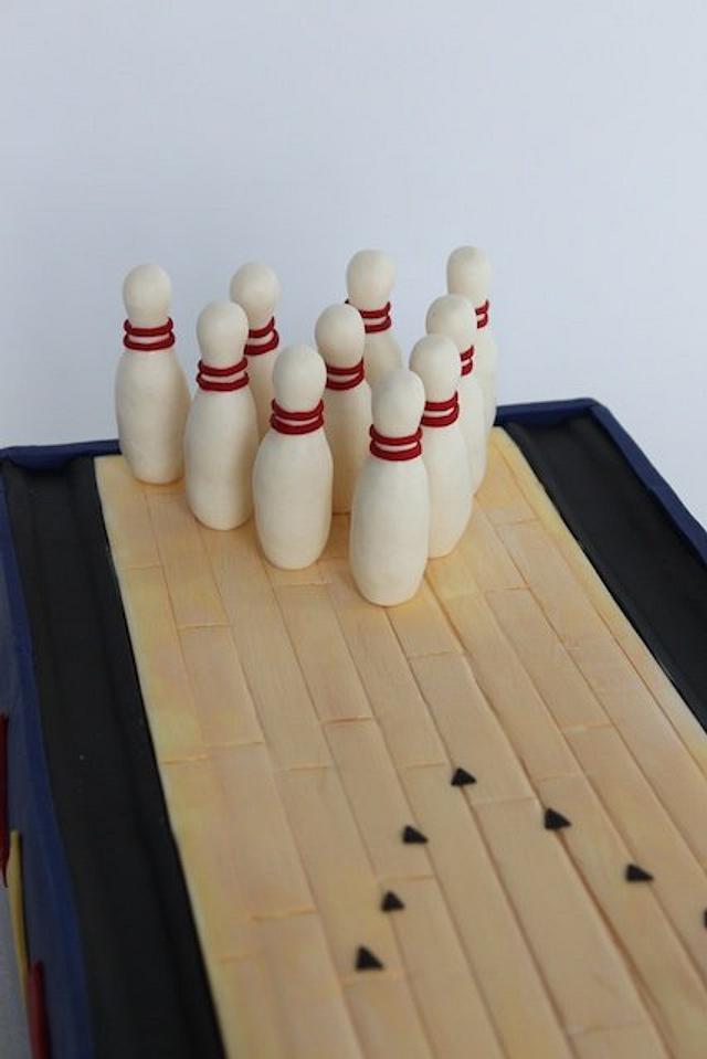 Bowling Lane Cake - Cake by Village Cakecraft - CakesDecor