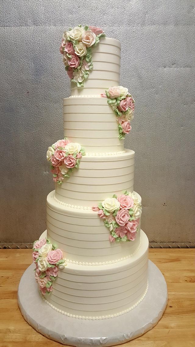 Pleated butter cream - Decorated Cake by Ester Siswadi - CakesDecor