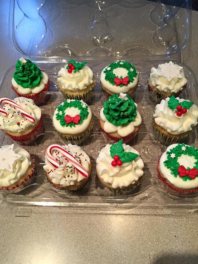 Christmas Cupcakes - Decorated Cake by Tonya - CakesDecor