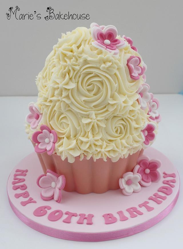 Trish's Giant Cupcake - Decorated Cake by Marie's - CakesDecor