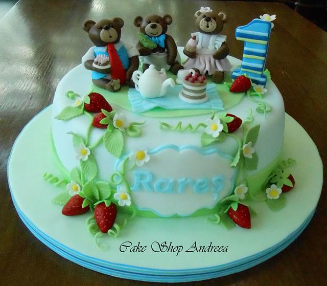 Three teddy bear picnic - Decorated Cake by lizzy puscasu - CakesDecor