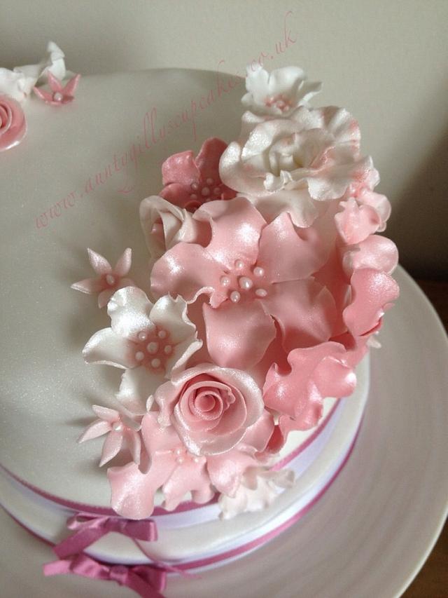 Pink birthday cake - Cake by Gill Earle - CakesDecor