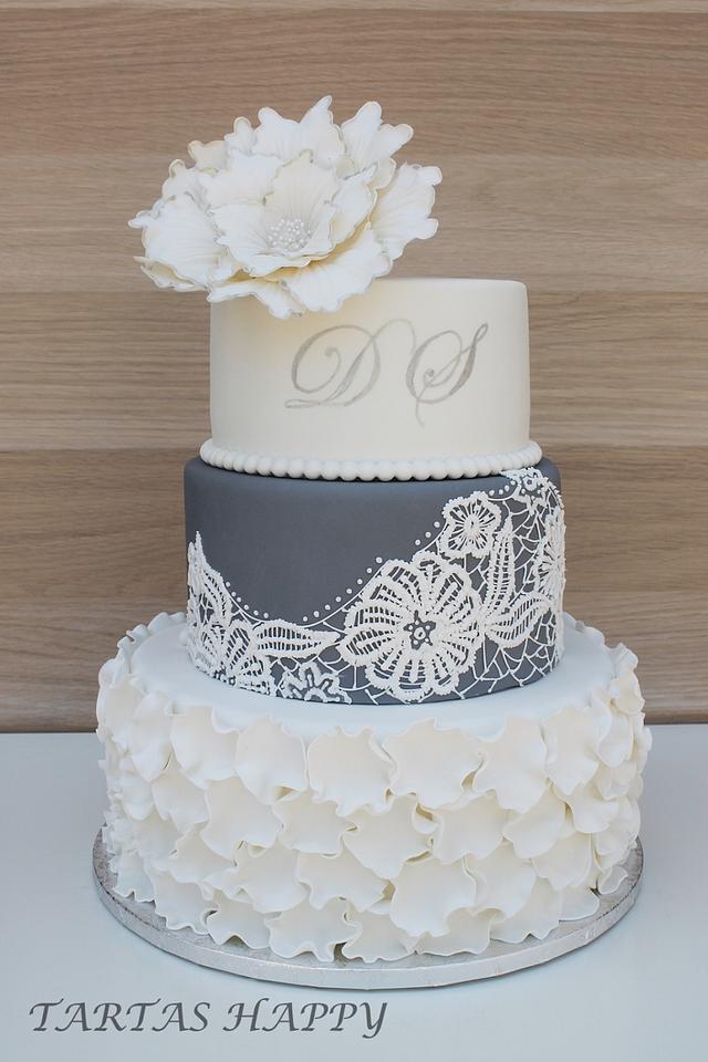 Embroidery wedding cake - Decorated Cake by Tartas Happy - CakesDecor