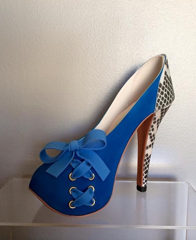 Blue sugar heel - Decorated Cake by Antonio Balbuena - CakesDecor