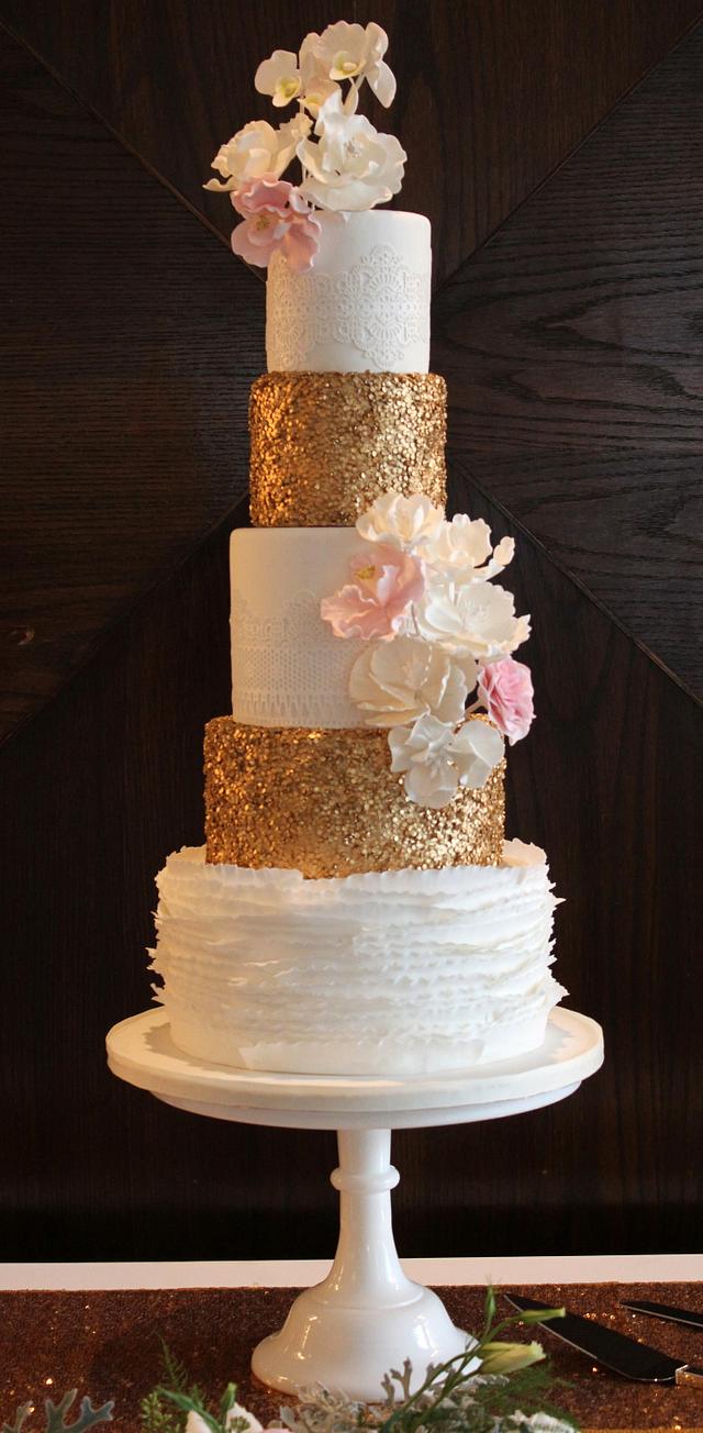 A bit of Bling - Decorated Cake by Melissa - CakesDecor