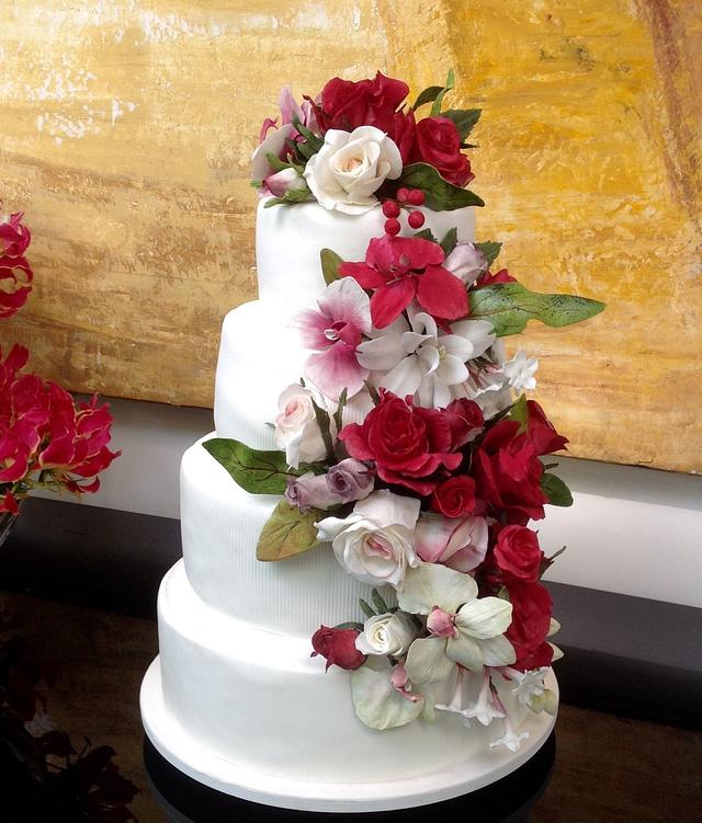 White and red flowers - Decorated Cake by Cláudia - CakesDecor