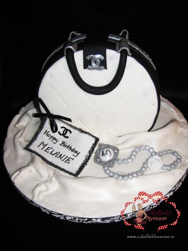SIMPLE HANDBAG CAKE Decorated Cake by Agatha Rogowska ( CakesDecor