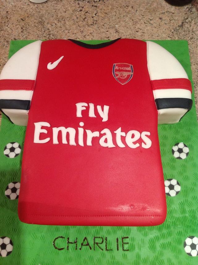 Arsenal football shirt - Decorated Cake by Nanna Lyn - CakesDecor