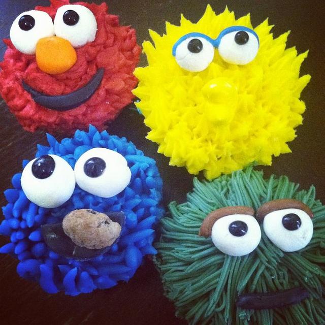 Sesame Street cupcakes - Decorated Cake by Sweet Dreams - CakesDecor