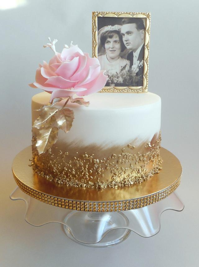 gold-and-white-with-different-flowers-50th-anniversary-cakes-golden