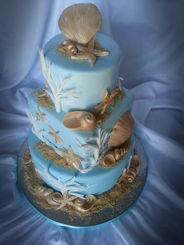 Gold seashells - Decorated Cake by Francesca Tuzzolino - CakesDecor