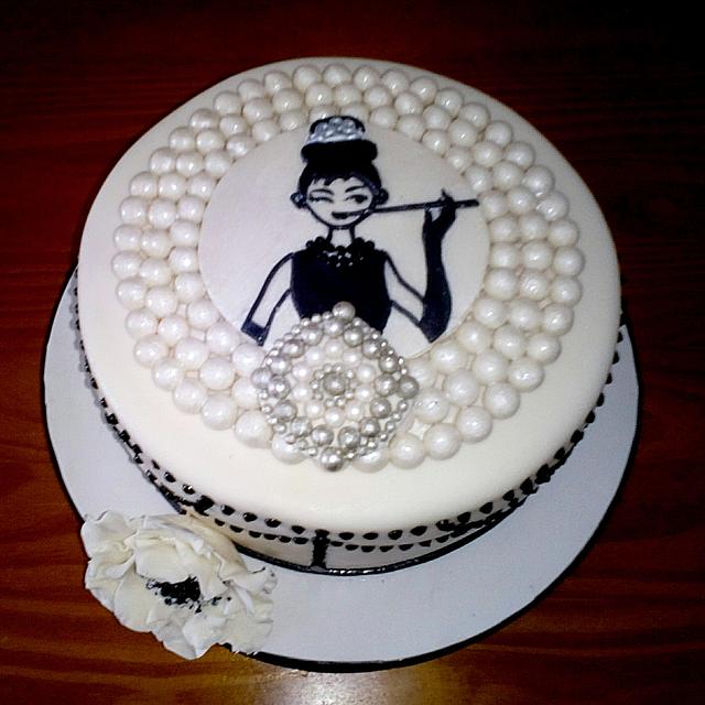 VINTAGE WHITE CAKE - Decorated Cake by Camelia - CakesDecor