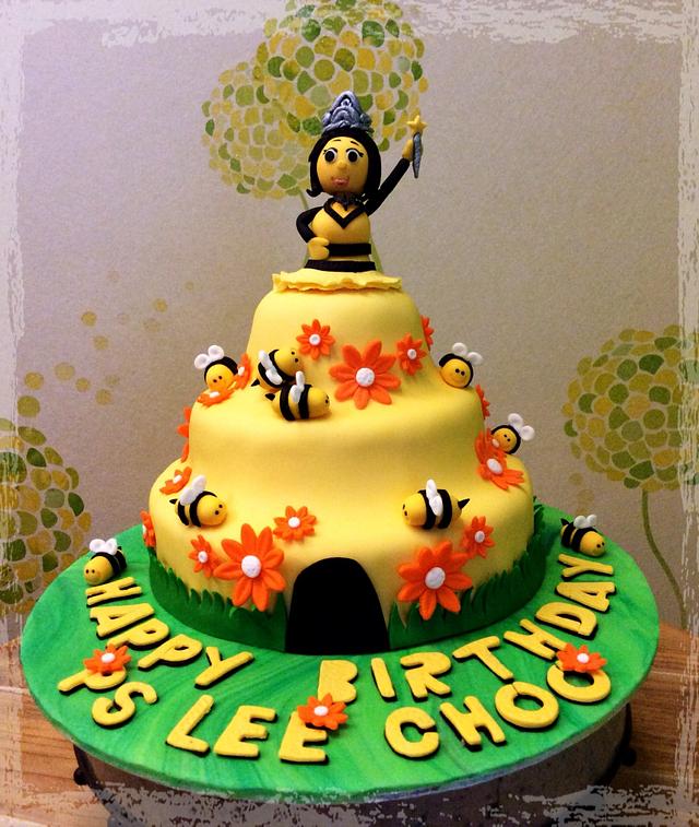 Queen Bee and her bees - Decorated Cake by Charmaine C - CakesDecor