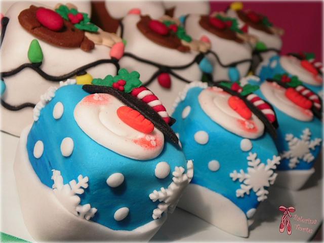 Christmas mini cakes - Decorated Cake by Balerina Torte - CakesDecor