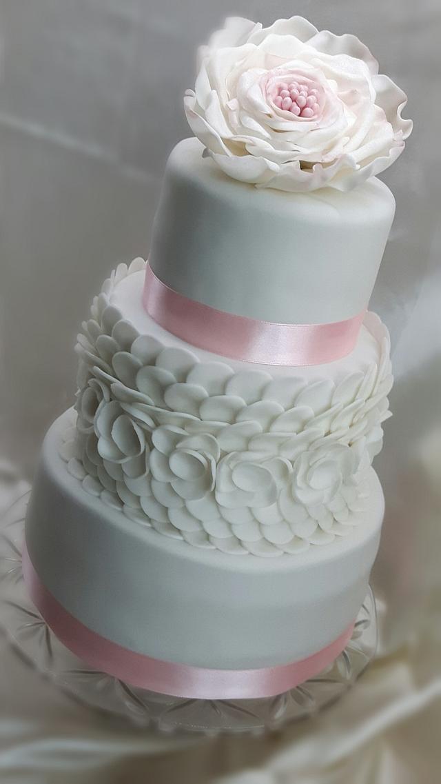 wedding cake & cupcakes - Decorated Cake by Monika - CakesDecor