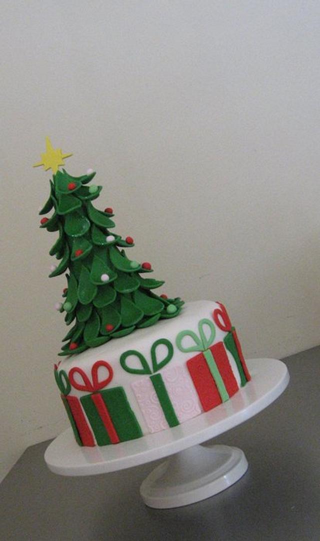 Christmas Tree and Presents - Cake by sdiazcolon - CakesDecor