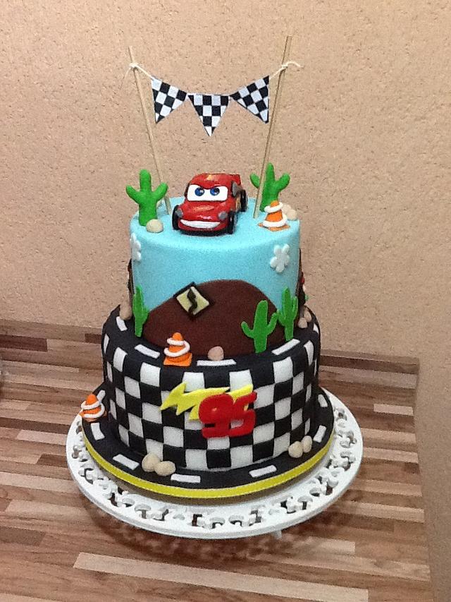 Mcqueen cake - Decorated Cake by claudia borges - CakesDecor